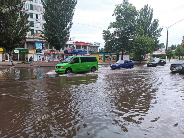 В Мелитополе улицы микрорайона превратились в реки (фото, видео)